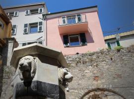 Colonna 24 Luxury Room in Portovenere near 5 Terre，位于韦内雷港的豪华酒店