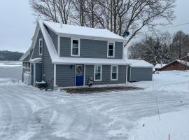 half Mi to Song Mtn Resort! All-Season Basecamp，位于Tully的酒店