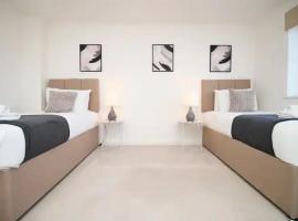 Seymour Way Practical 4 Bed House with Parking，位于梅戈的酒店