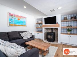 Lakefront Fishing With Hot Tub and Kayaks，位于Belding的酒店