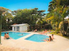 Viajero La Fortuna Hostel，位于福尔图纳的宠物友好酒店