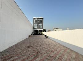 Hotel Crystal inn，位于Rewāri的酒店