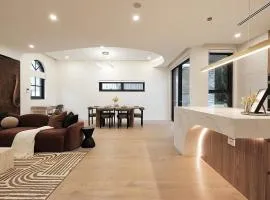 Luxe 3-bedroom Townhouse in Miranda underground parking