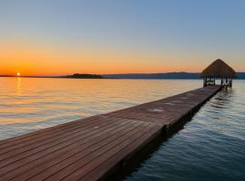 Villa Tayasal，位于弗洛勒斯的海滩酒店