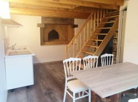 Maisonnette meublée à la campagne，位于Ernée的酒店