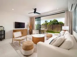 Wooden Tone LUX 2BR Walk to Beach Sky Pool Deck