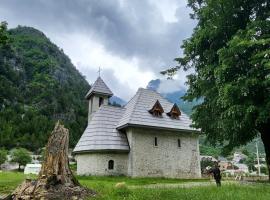 Kulla e Gjyshit - Guest House，位于泰斯的酒店