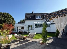 Gemütliche Doppelhaushälfte mit Garten und Sauna，位于弗雷兴的酒店