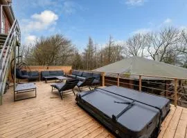 Large Pool House With 15 Bedrooms And Lots Of Activity Options