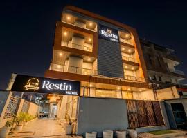 Restin Hotels near Botanical garden and Amity University，位于诺伊达的酒店