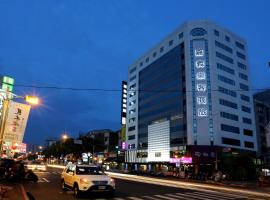嘉义乐客商务旅馆，位于嘉义市嘉义机场 - CYI附近的酒店