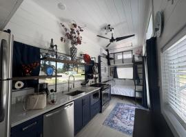 Pet Friendly, Modern Tiny Home in Vibrant Clermont!，位于克莱蒙的小屋