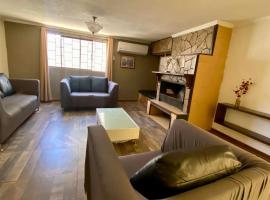 Casa en zona residencial privada, con estacionamiento electrico en Cuauhtemco, Chihuahua，位于Cuauhtémoc的酒店