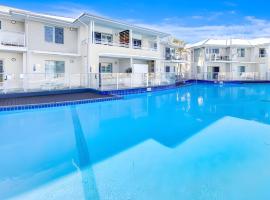 Oaks Pacific Blue Resort - Sea Salt Studio，位于萨拉曼德湾的带停车场的酒店