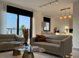 Sunset Home - Netanya Roof & Sea View，位于内坦亚的酒店