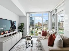 Bright 2BR Condo with by the Waterfront