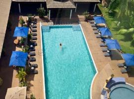 Novotel Hotel's，位于Trofwi的带停车场的酒店