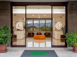 马代马堡绿色公园酒店，位于Castel Madama的酒店