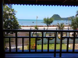 SeeSea Thai wooden house on beachfront，位于班武里府的度假短租房