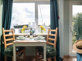 Dryw at Deanfield House Adult only Sea View Apartment in Moelfre by Lazy Days Anglesey，位于莫伊尔弗雷的酒店