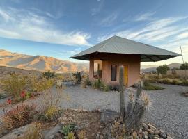 Santuario Hex&aacute;gono Mamalluca，位于维库尼亚的木屋