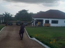 Britania Village，位于Amanokrom的带停车场的酒店