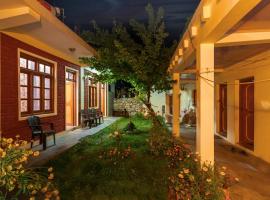Home4you घर आपका，位于Nako的酒店