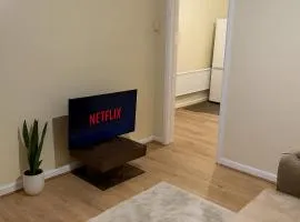 3-Bed Home, Free Parking, Smart TV,Family & Business Ready