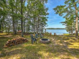 Sunset Bay on Birch Island Lake，位于Webster的酒店