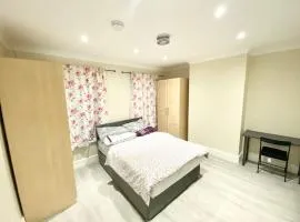 Modern 4-Bed Home Near Hospital & Station