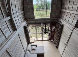 CARROLINE homestay ricefield，位于Kapal的酒店