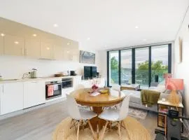 Prime Kingston Modern Apt with Balcony near Lake - Hosted by Canstay