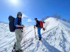 わくわく自然体験の宿ゲストハウス山楽，位于系鱼川市的酒店