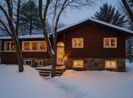 6 Bedroom Lakefront Main House in Sand Bay，位于Dillon的酒店