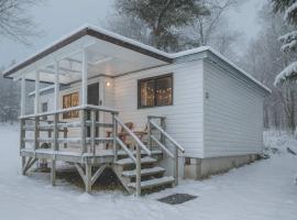 Georgian Bay Rockwood 3-bdrm Waterfront Cottage #2，位于Dillon的酒店