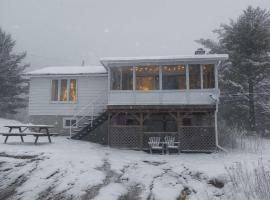 Georgian Bay 3-bdrm lakefront Main House，位于Dillon的酒店