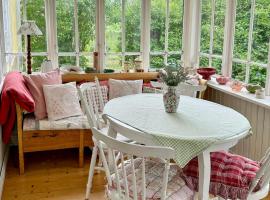 18Th Century House With Glass Porch In Småland，位于Söderåkra的酒店