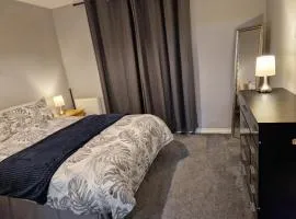 Morden 2 Bed Apartment, with parking near city centre