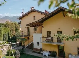 Ansitz Gurtenhof bei Meran, Apartments, Bett und bike Betrieb, eingezäunter Garten, Sauna, Eintritt ins Schwimmbad und Südtirol Pass