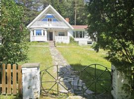 Peaceful Holiday Home near Forest and Sea SE09158，位于Henån的酒店