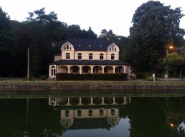 Hotel Helena，位于Waulsort的酒店