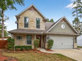 Conroe 4BR Covered Patio Game Room Playset，位于Oak Ridge North的酒店