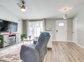 5 Mi to The USAF Museum Dayton Home, Walk to Park，位于代顿的酒店