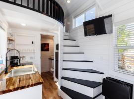Zion Red-Rock Romance Tiny Home for Two，位于Apple Valley的酒店