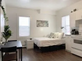 Cozy Bachelor Condo Downtown WiFi & Smart TV