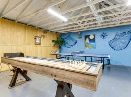 Endless Entertainment! Unique and Cozy Theodore Home，位于Theodore的酒店