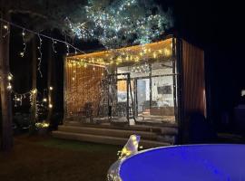 LEŚNY LUZ domek z jacuzzi w lesie nad jeziorem, duży taras, ognisko, gril, basen，位于Chańcza的酒店