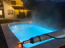 Casuta de pe Ses，位于诺瓦齐- 斯特拉尼的带停车场的酒店