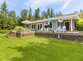 Comfy Coastal Cottage by AvantStay Mountain View，位于Freeland的酒店