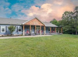 Riverside Ranch by AvantStay Mins to Downtown，位于Arden的酒店